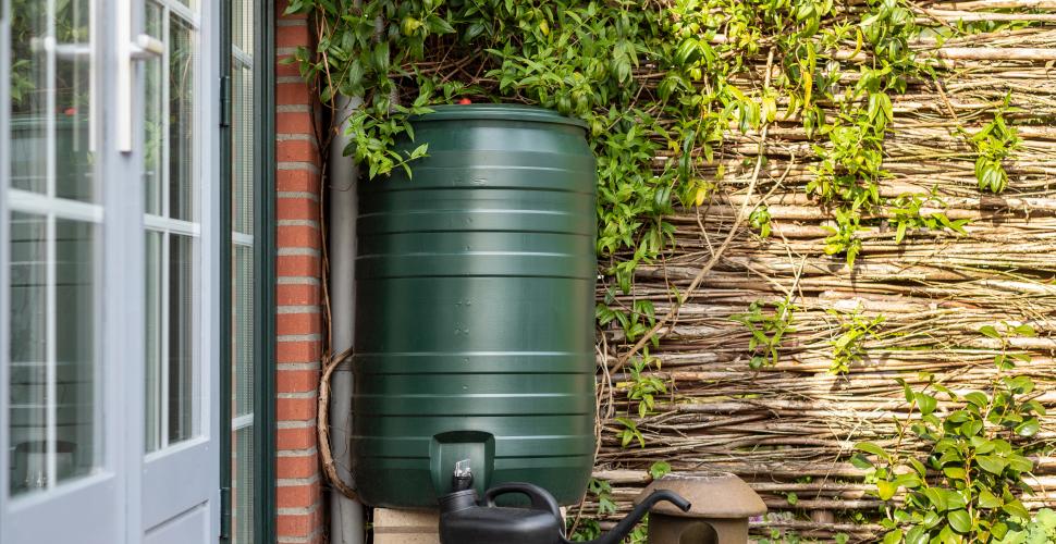Récupérateur d'eau de pluie de 500 L dans une maison