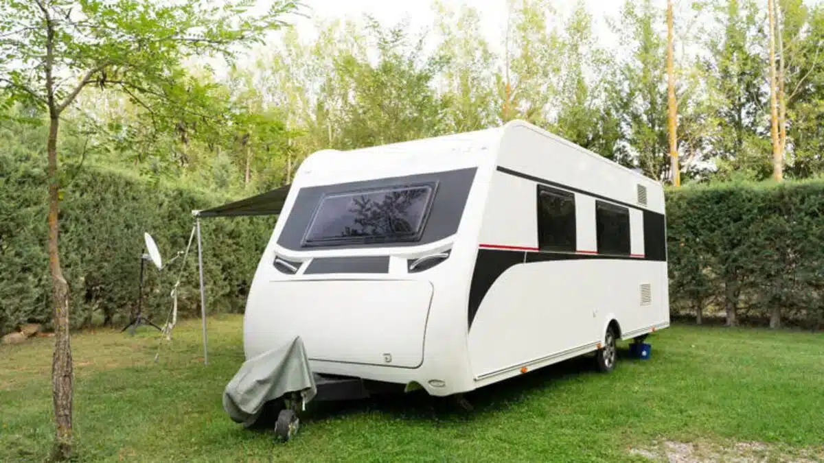 c’est confirmé, une lourde amende pour les propriétaires de caravane qui laissent leur roulotte dans leur jardin
