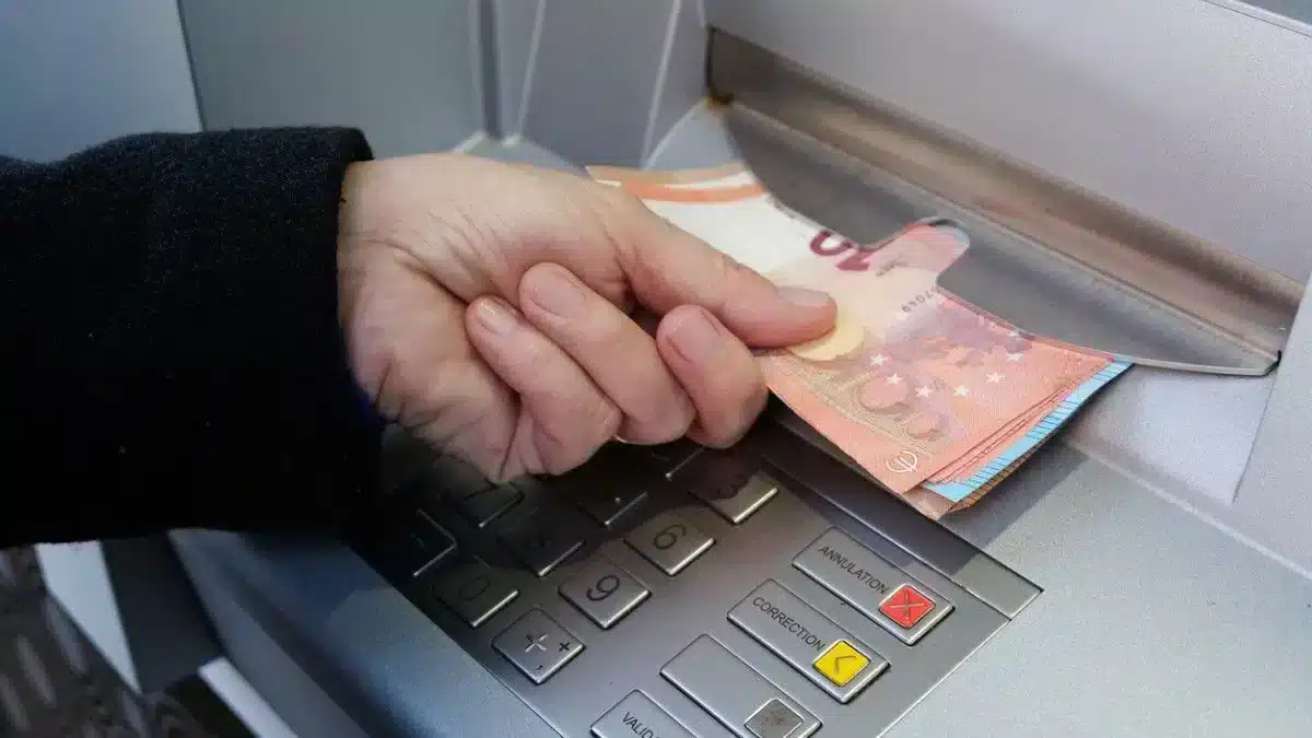 c’est officiel, cette banque française va fermer plus de 40 agences voici les départements concernés