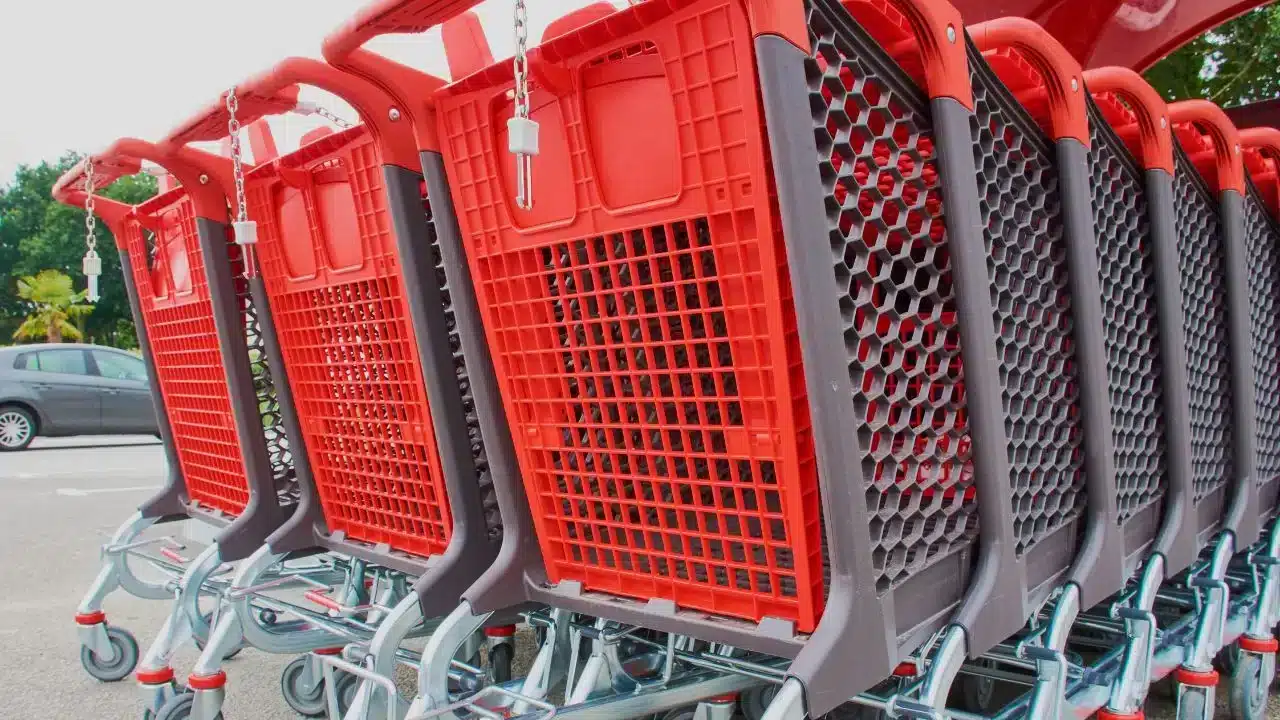 dans cette enseigne française de la grande distribution, les clients seront désormais obligés de présenter une pièce d’identité pour avoir un caddie