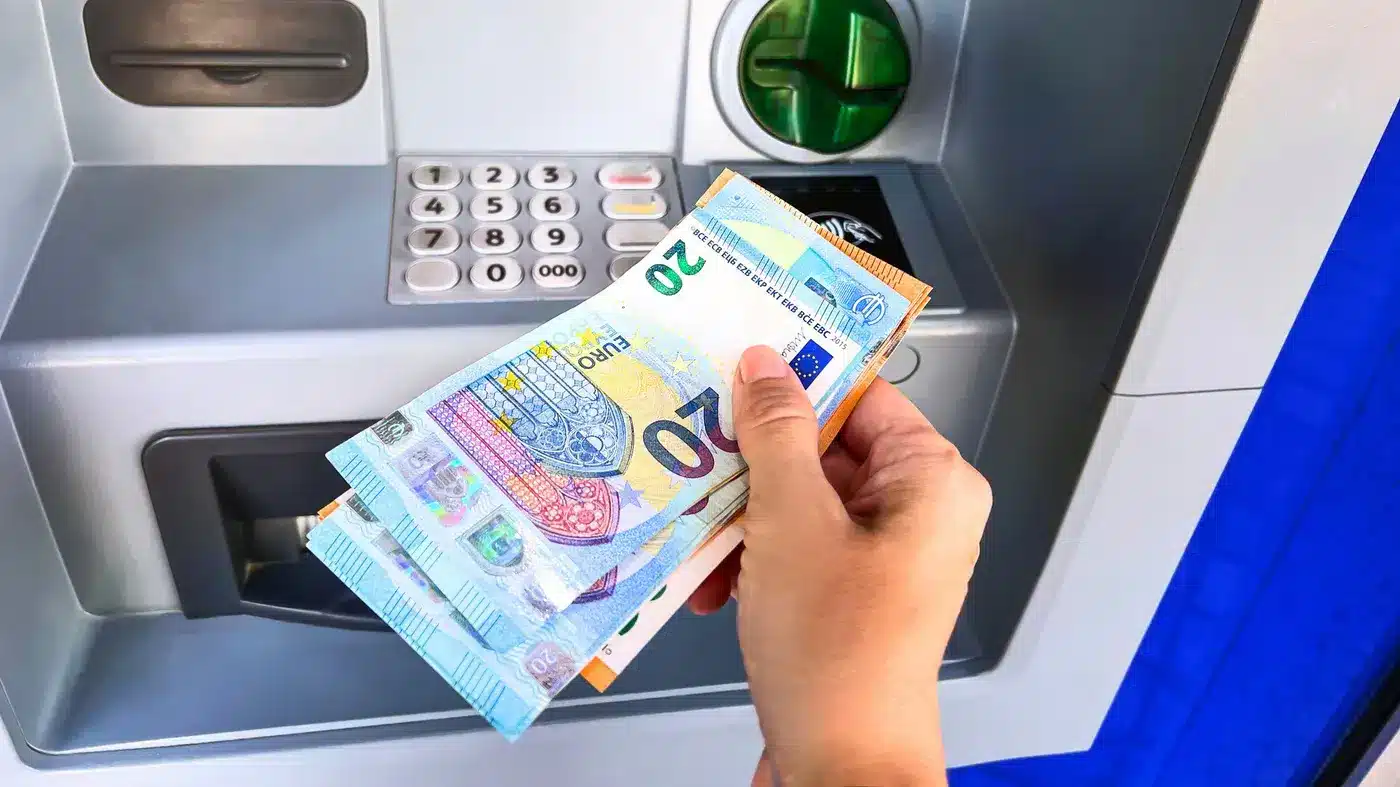 il retire de l’argent au distributeur et tombe sur des billets rares qui valent une fortune, « vérifiez les numéros de série ! »