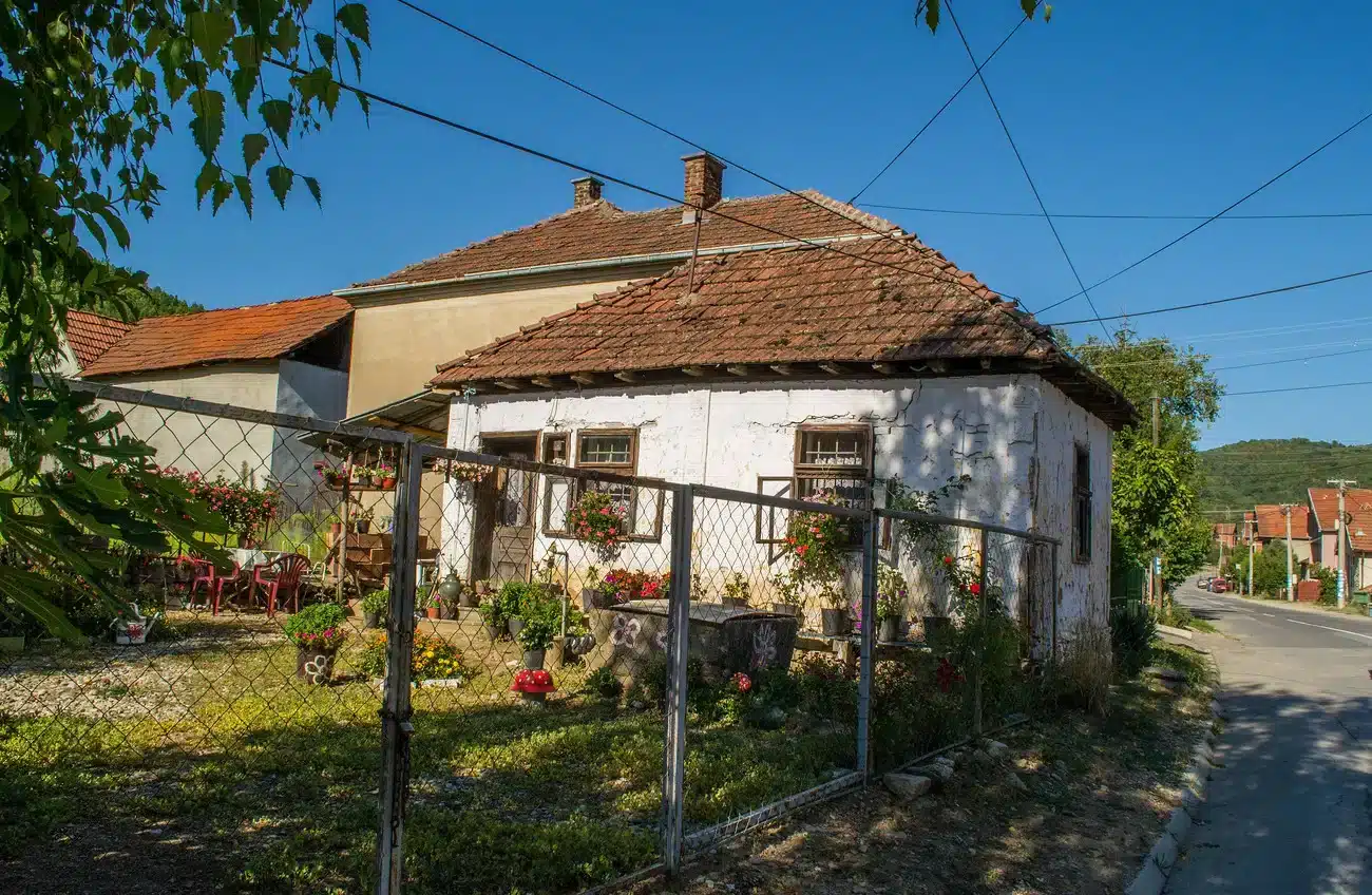 « ils ont mis le compteur edf à leur nom », ils squattent la maison de retraités pendant les travaux et la mettent en location