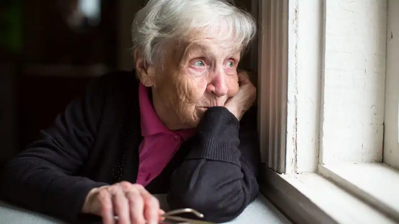 à 87 ans, ce couple de seniors avec une retraite de 1800 euros expulsé par sa fille adoptive « je veux rester dans ma maison »