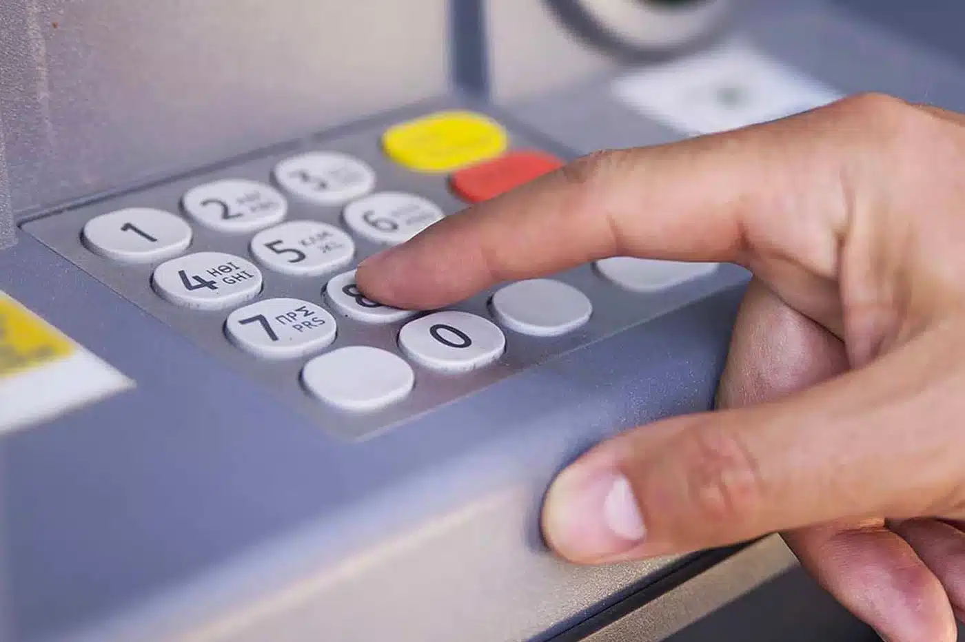 arnaque au distributeur lorsque vous retirez de l'argent, vous devez absolument appuyer sur ce bouton pour éviter les fraudes