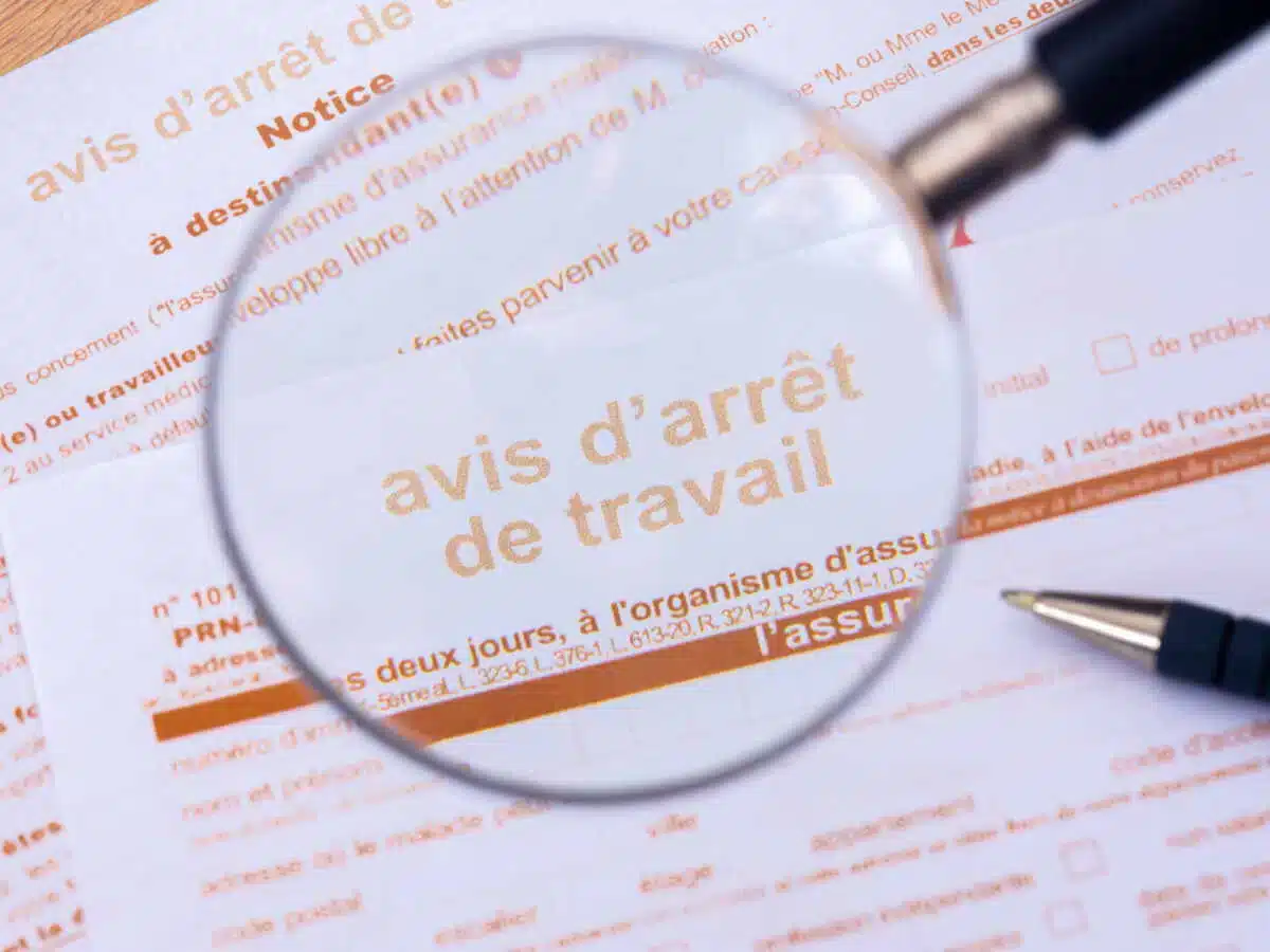 c'est révoltant, en arrêt maladie, elle touche son salaire de 6 000€ par mois depuis 16 ans sans travailler