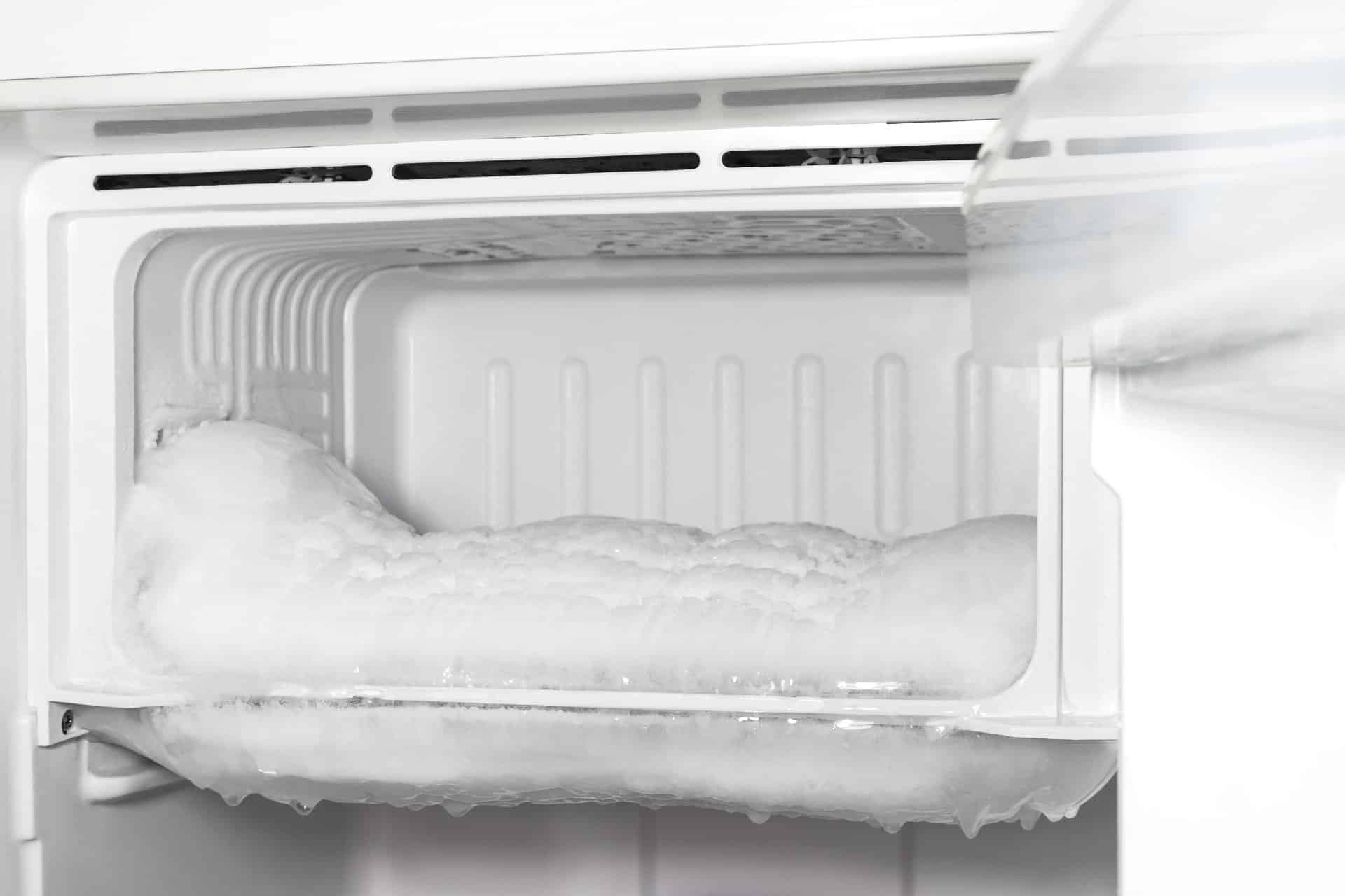 cette astuce méconnue est géniale elle supprime la glace du congélateur en un rien de temps