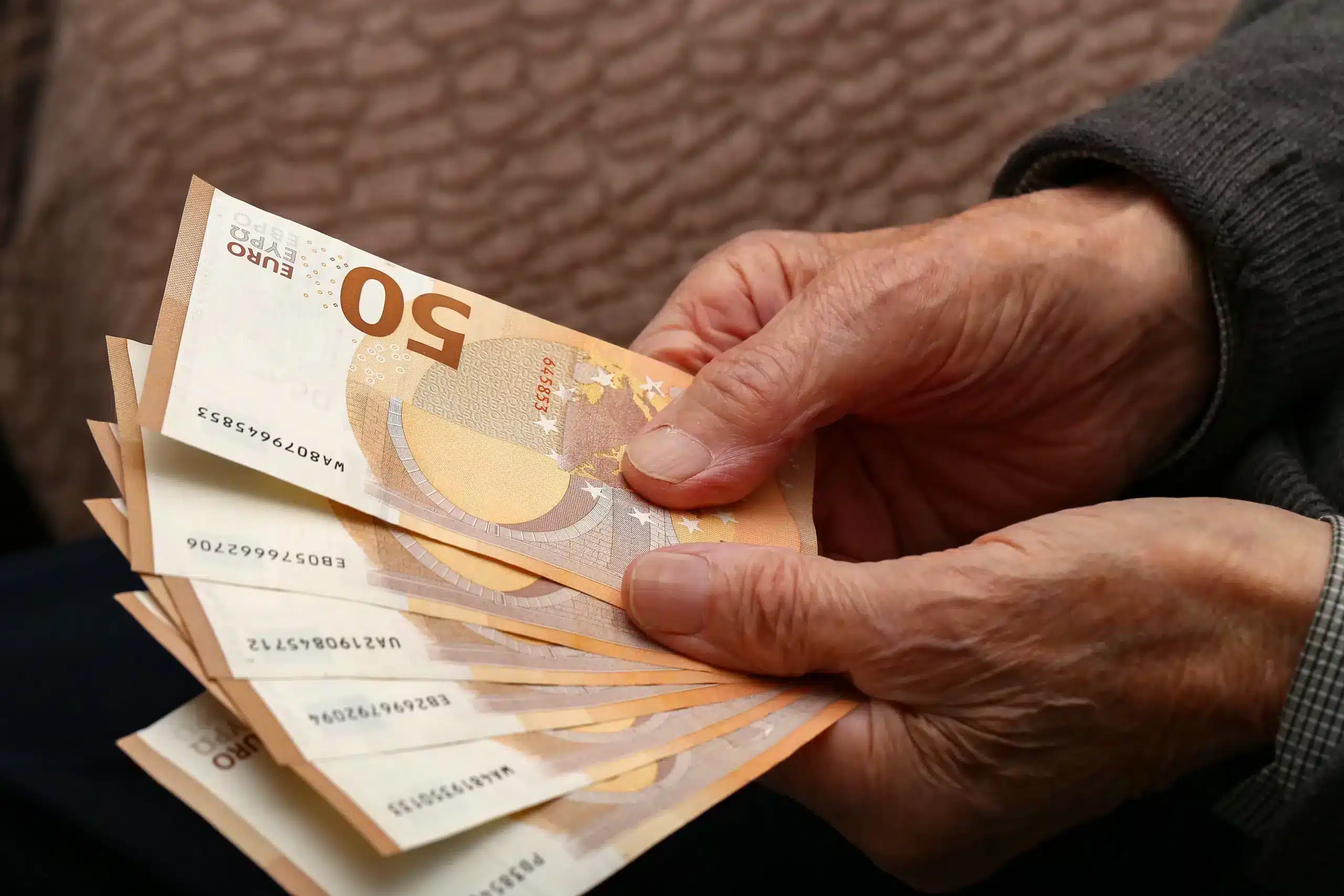 grands parents, c’est fini, les banques interdisent désormais de verser de l’argent sur le compte de vos petits enfants, les comptes concernés