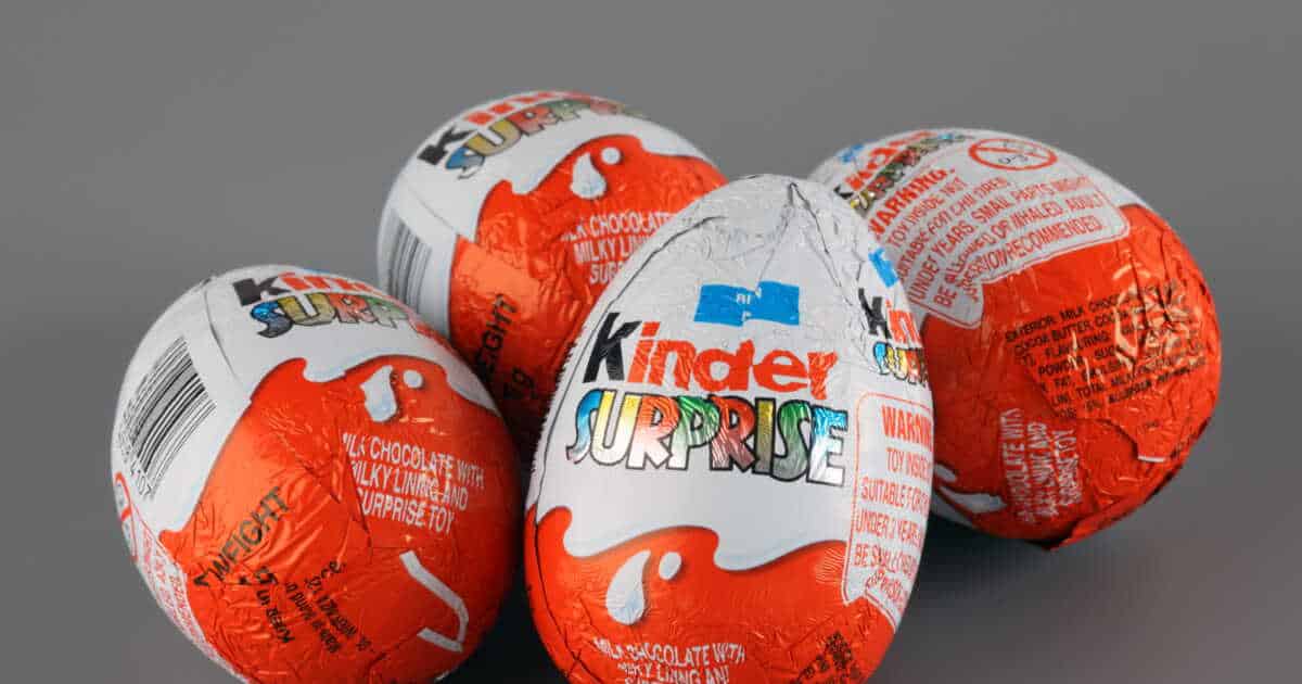 Il ouvre un œuf Kinder de 1996 et révèle le cadeau légendaire qu’il contient : « C’est magnifique »