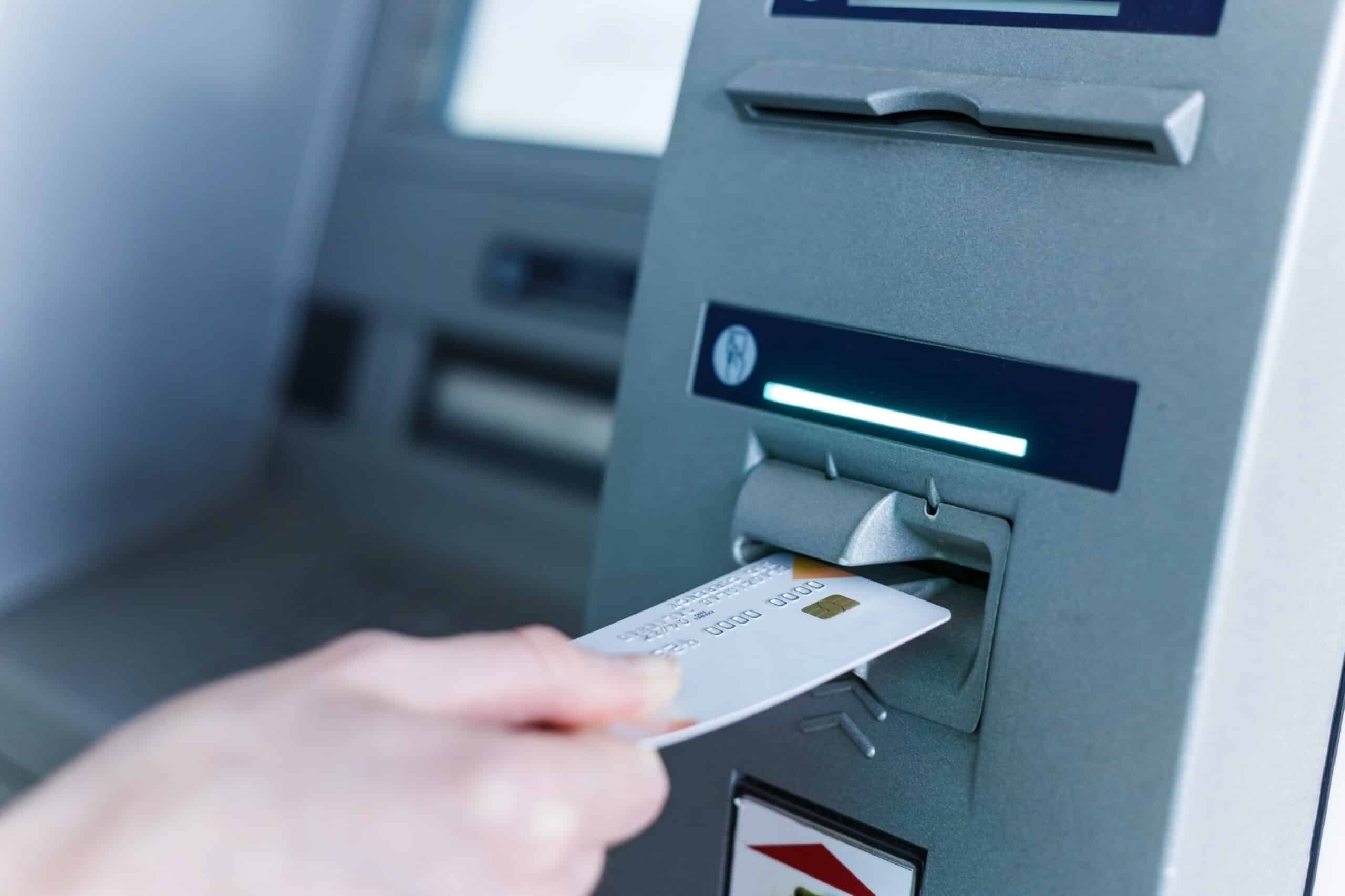Les experts recommandent d’ajouter un autocollant sur votre carte bancaire : une astuce redoutable