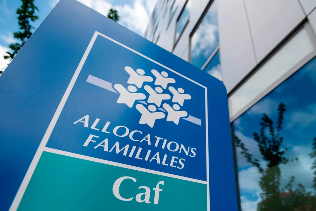 « on marche sur la tête » ce couple touchait 36.000€ d’allocations familiales mais possédait 34 voitures et montres de luxe