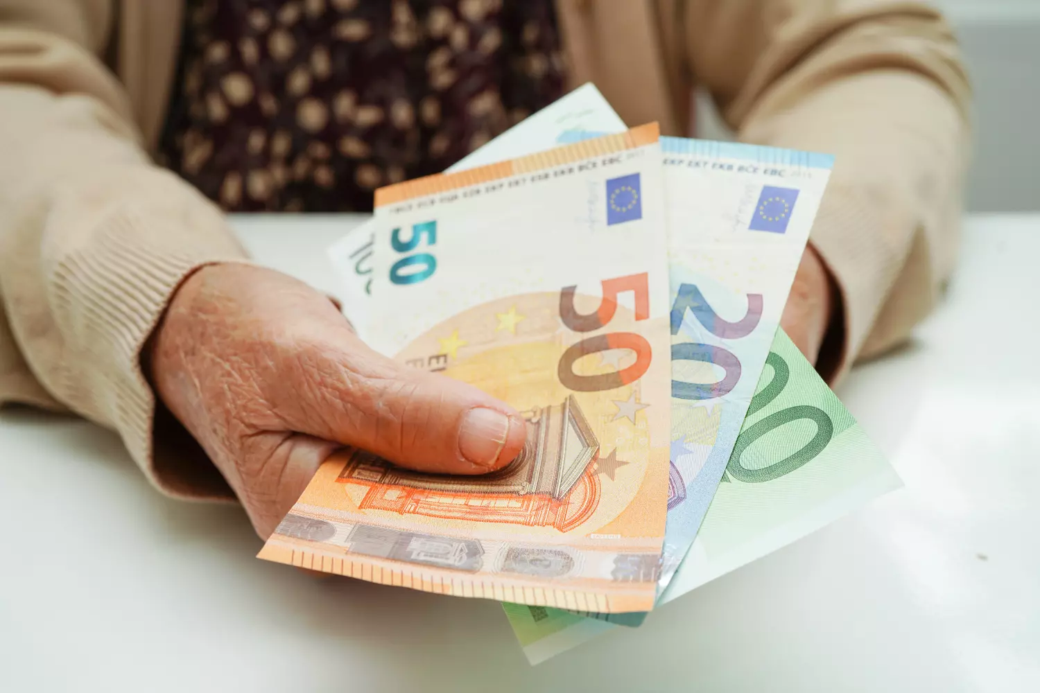 retraité de plus de 60 ans, cette aide financière précieuse est donnée sans condition de ressources en 2025