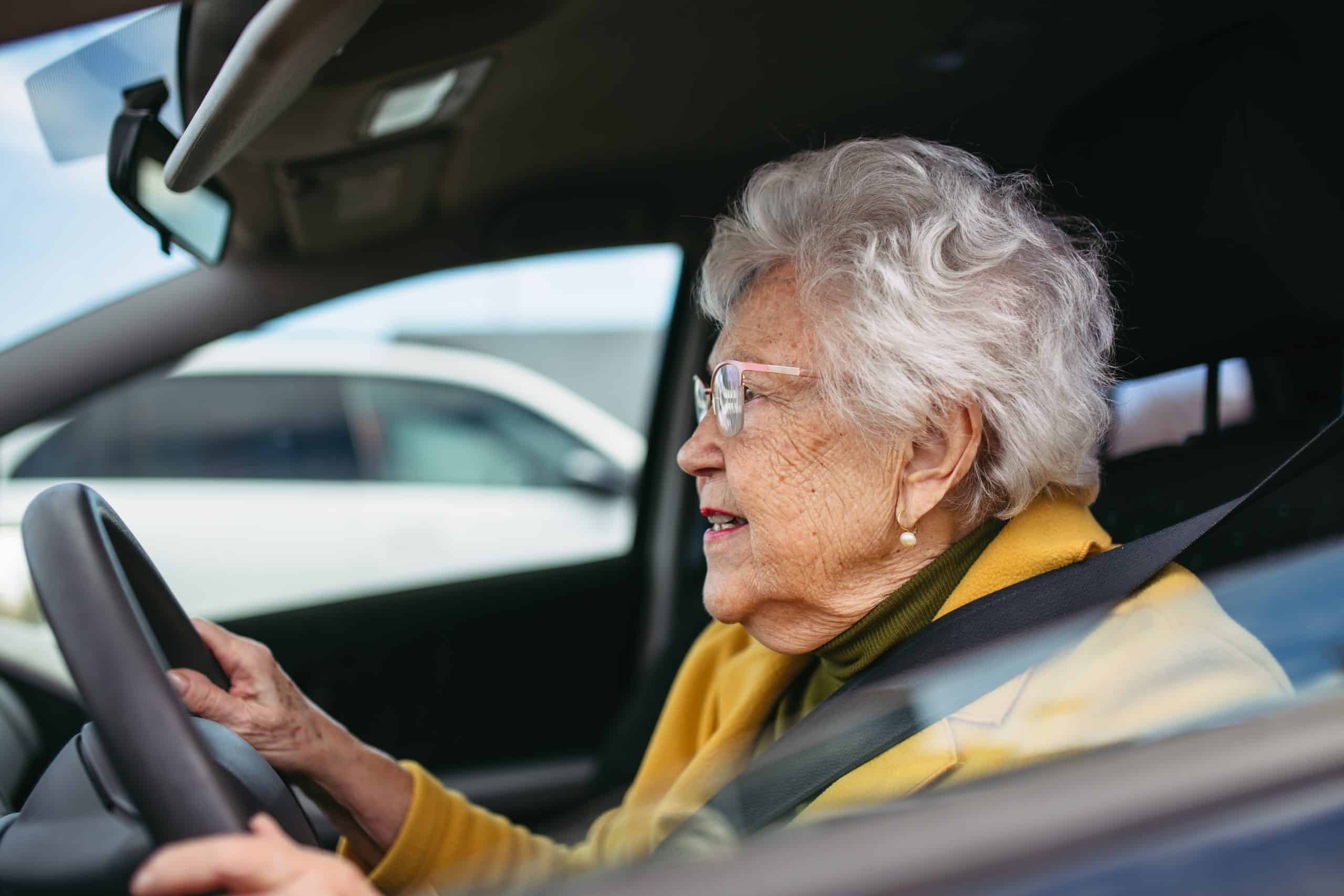 seniors, les automobilistes de plus de 65 ans bientôt obligés d’avoir cet objet dans leur voiture sous peine d’être immobilisés